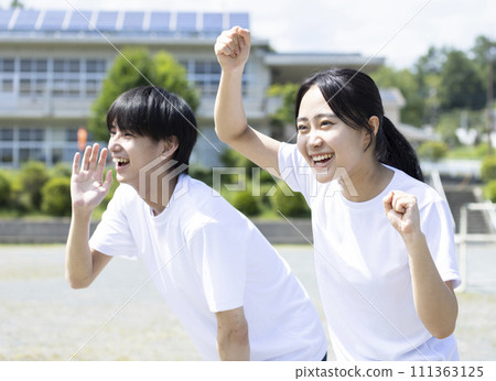 身穿運動服的學生歡呼雀躍 111363125