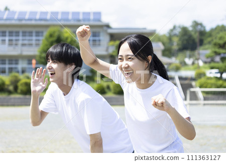 身穿運動服的學生歡呼雀躍 111363127