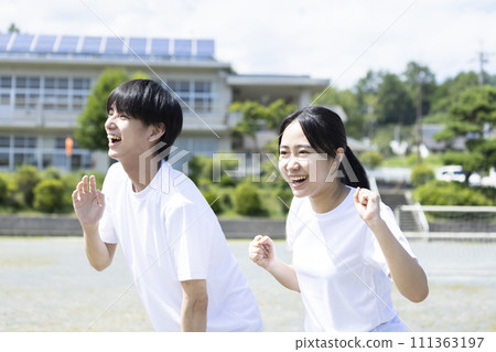 身穿運動服的學生歡呼雀躍 111363197