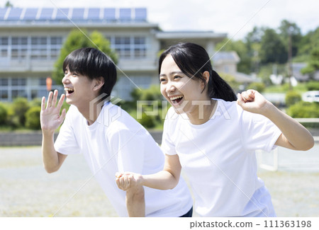 身穿運動服的學生歡呼雀躍 身穿運動服的學生歡呼雀躍 111363198