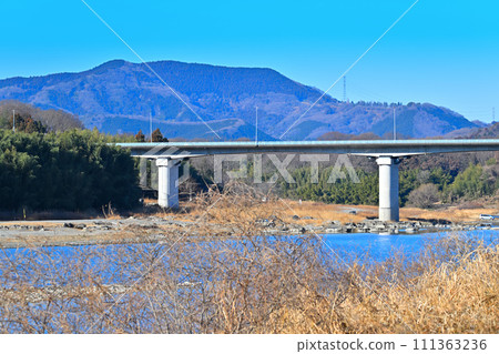 玉代橋，荒川幹流的冬季景觀，從花園水部公園附近的景觀 111363236
