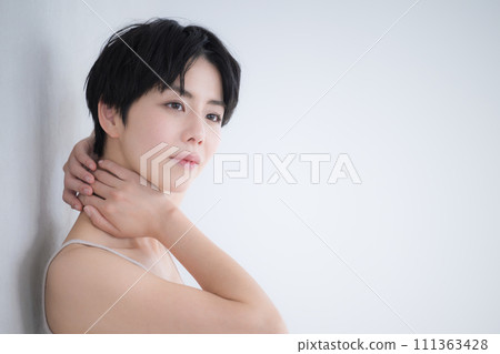 黑色短髮的年輕女子的美容形象 111363428