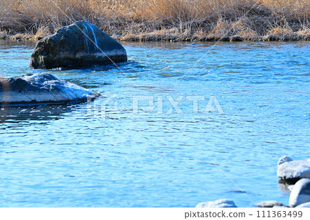 Stagnant Oishi, winter scenery of the main stream of Arakawa, near Hanazono Mizube Park 111363499