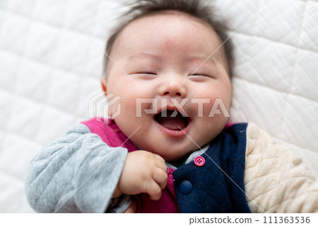 4個月大嬰兒的特寫 4個月大嬰兒的特寫 111363536