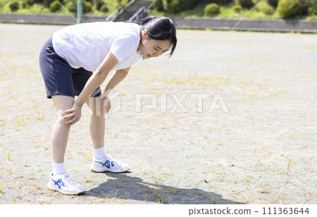 高中女生做熱身運動 111363644