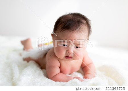 4 個月大嬰兒新生兒照片特寫 4 個月大嬰兒新生兒照片特寫 111363725