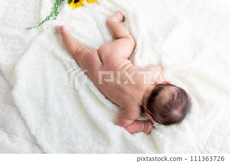 4 個月大嬰兒新生兒照片特寫 4 個月大嬰兒新生兒照片特寫 111363726