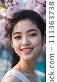 一個美麗的女人的肖像，背景是櫻花樹 111363738