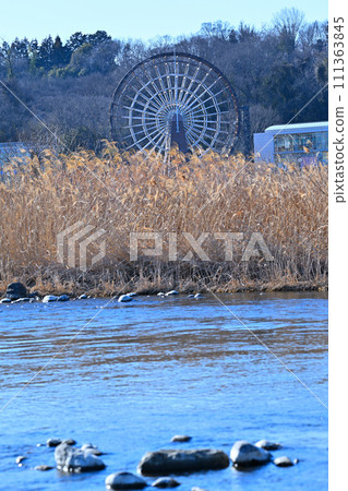 Great waterwheel, view from near Hanazono Mizube Park, river museum, winter scenery 111363845