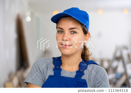 Portrait of young woman builder 111364318