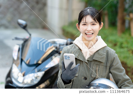 有智慧型手機的騎自行車的人女孩 111364675