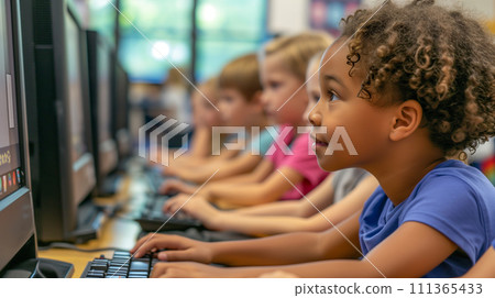 小學生在學校學習電腦。數位社會中電腦教育的形象。 111365433