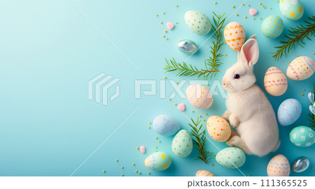 復活節慶祝活動。一隻毛茸茸的可愛兔子,周圍環繞著帶有節日圖案的彩色雞蛋。 復活節慶祝活動。一隻毛茸茸的可愛兔子,周圍環繞著帶有節日圖案的彩色雞蛋。 111365525