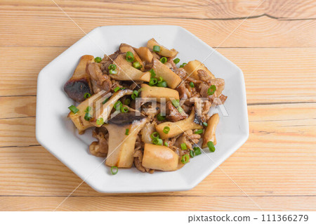 Stir-fried king king mushroom and pork Stir-fried king king mushroom and pork 111366279