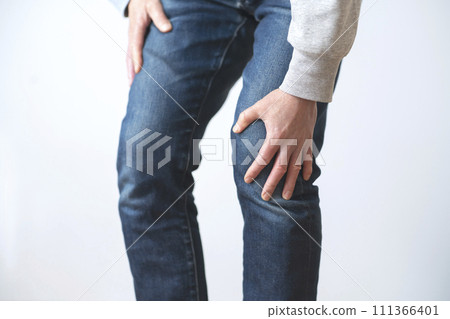 膝蓋疼痛的男人 膝蓋疼痛 身體部位 111366401