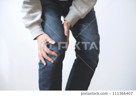 膝蓋疼痛的男人 膝蓋疼痛 身體部位 111366407