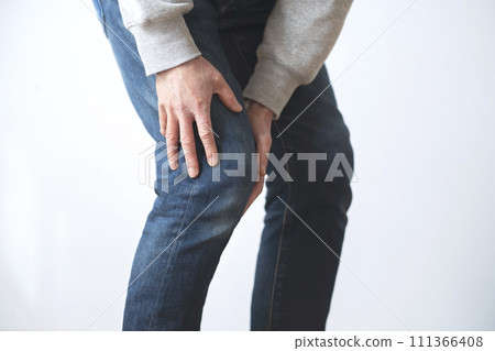 膝蓋疼痛的男人 膝蓋疼痛 身體部位 膝蓋疼痛的男人 膝蓋疼痛 身體部位 111366408