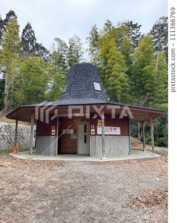 公共廁所形狀像帽子 111366769