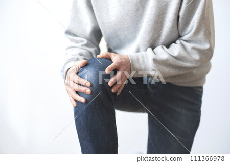 膝蓋疼痛的男人 膝蓋疼痛 身體部位 111366978