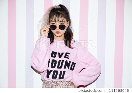 穿著粉紅色服裝的年輕女子的復古肖像 111368046