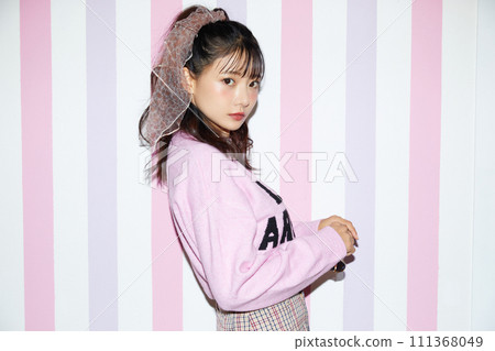 穿著粉紅色服裝的年輕女子的復古肖像 111368049