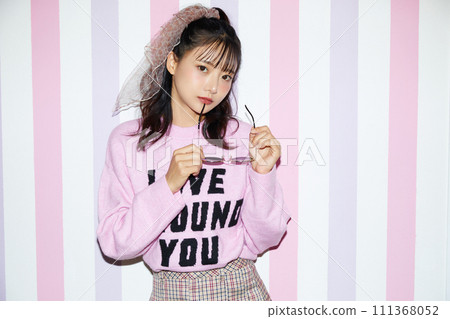 穿著粉紅色服裝的年輕女子的復古肖像 111368052