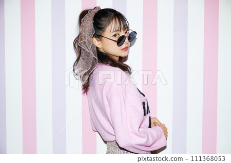 穿著粉紅色服裝的年輕女子的復古肖像 111368053