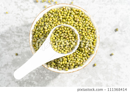 Green beans in wooden bowl 111368414