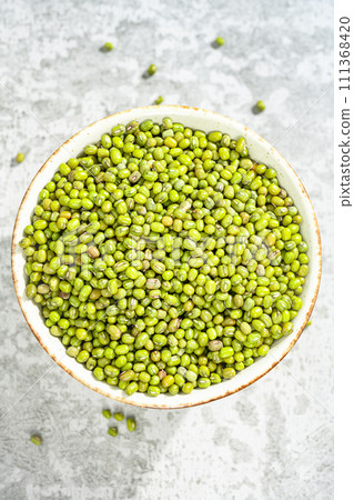Green beans in wooden bowl 111368420