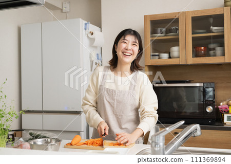 做飯的女人/微笑的家庭主婦 111369894