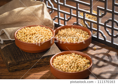 yellow beans in bowl 111370163