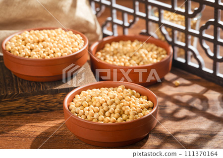 yellow beans in bowl 111370164