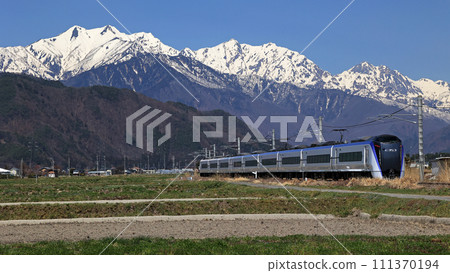 殘雪過後，以立山連峰為背景的特急梓號 111370194