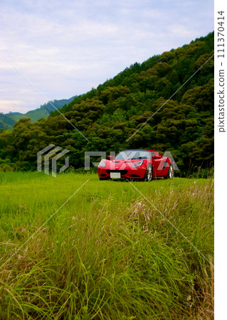 山中的紅色跑車 山中的紅色跑車 111370414