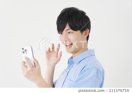 Surprised man looking at smartphone, white background 111370759