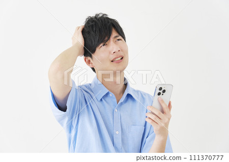 一個男人拿著智慧型手機，抱著頭，白色背景 111370777