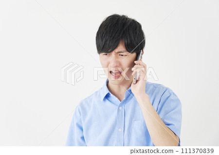 男人在憤怒的白色背景下打電話給智慧型手機 111370839
