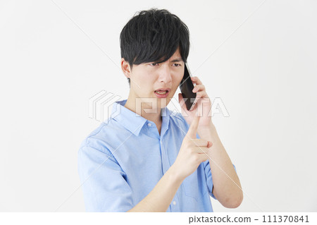 一名男子在智慧型手機上撥打投訴電話，白色背景 111370841