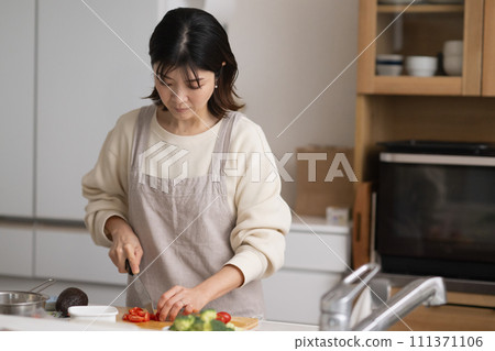 A woman/housewife who cooks A woman/housewife who cooks 111371106