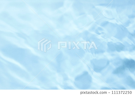 波紋在水面上反射 111372250