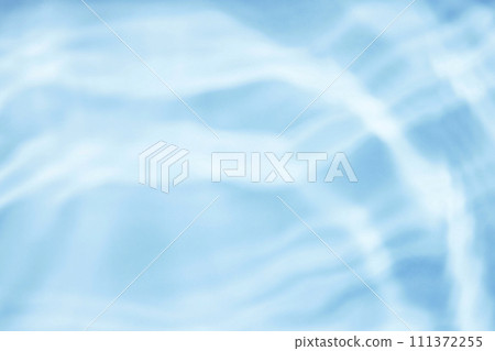 Ripple reflected on water surface 111372255