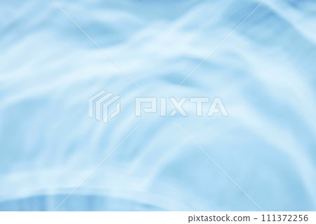 Ripple reflected on water surface 111372256