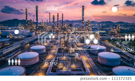 具有數位化效率的高科技石化工廠。數位化工業 4.0 的形象。 111372385