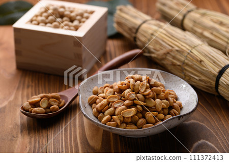 Dry natto that can be eaten as is and is full of nutrients (wood grain background) Dried natto 111372413