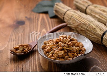 Dry natto that can be eaten as is and is full of nutrients (wood grain background) Dried natto 111372414