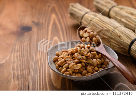 可直接食用且營養豐富的干納豆（木紋背景） 幹納豆 111372415