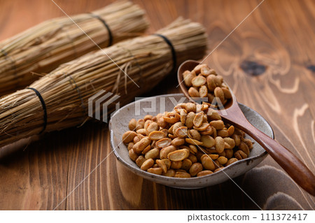 可直接食用且營養豐富的干納豆（木紋背景） 幹納豆 111372417