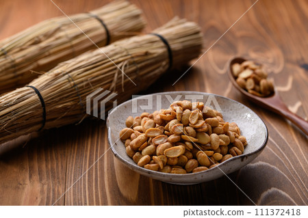 可直接食用且營養豐富的干納豆（木紋背景） 幹納豆 111372418