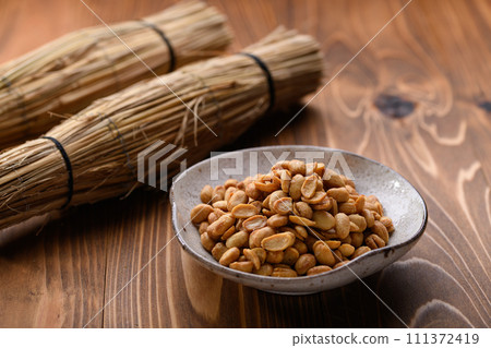 Dry natto that can be eaten as is and is full of nutrients (wood grain background) Dried natto 111372419
