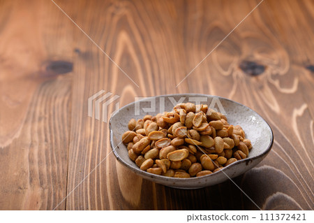 Dry natto that can be eaten as is and is full of nutrients (wood grain background) Dried natto 111372421